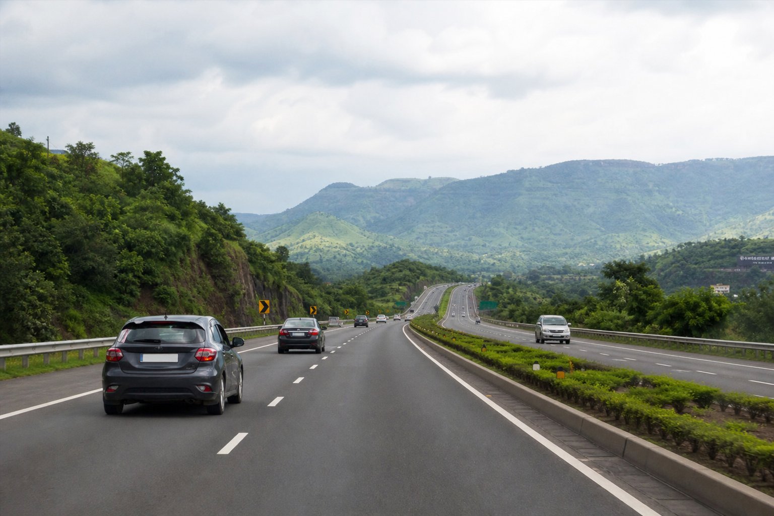 Sedan vs SUV vs Innova – Pune to Mumbai Cab Fare Guide 2026 – Fixed vs Surge
